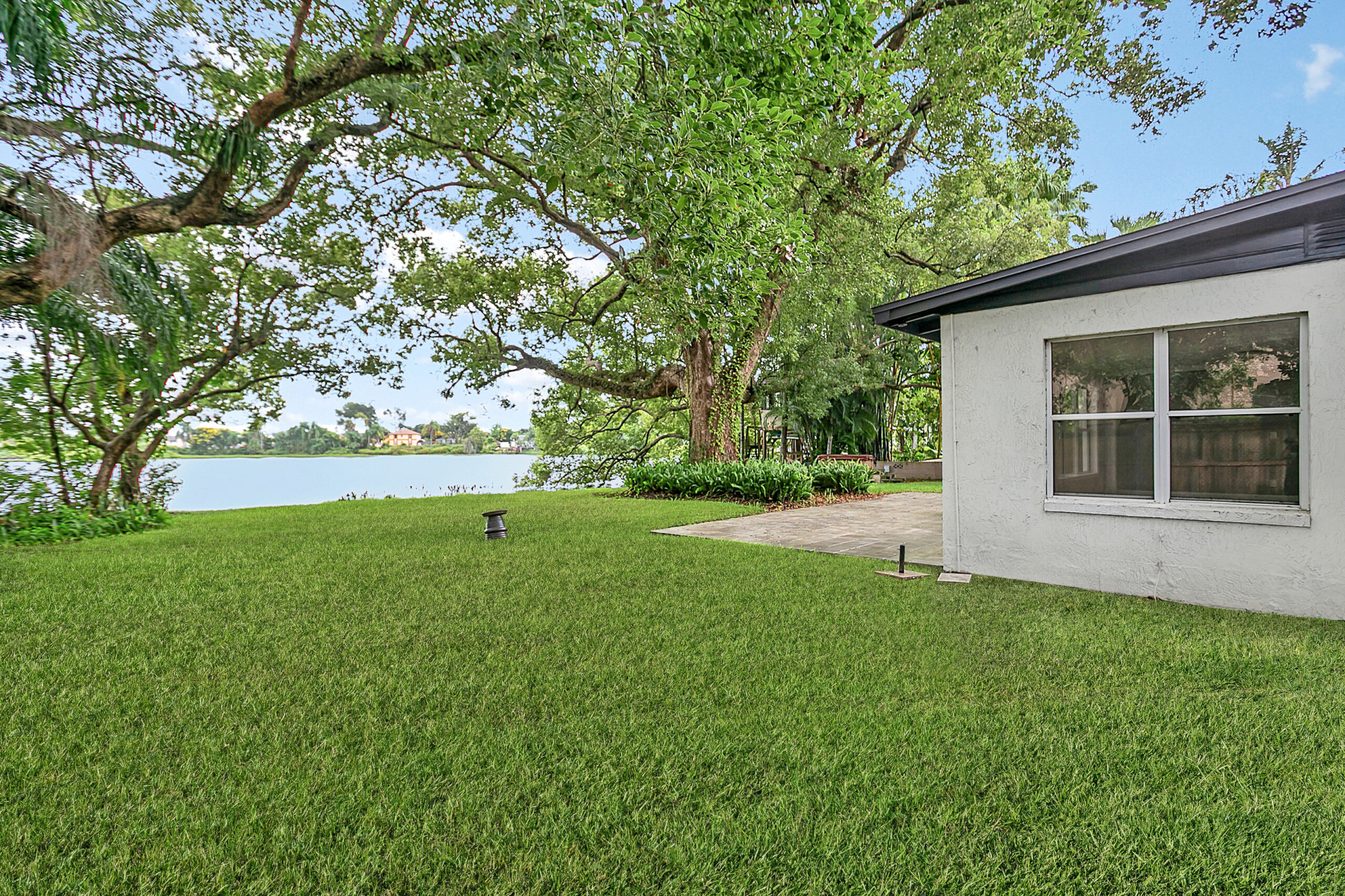 Lakefront home in Belle Isle with well-maintained shoreline — Lakefront home value tips example